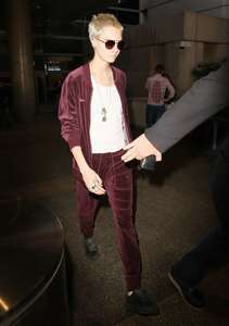 Cara-Delevingne at-LAX-airport--05.jpg