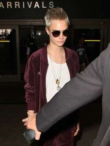 Cara-Delevingne at-LAX-airport--07.jpg