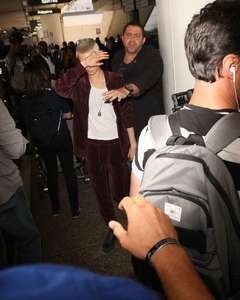 Cara-Delevingne at-LAX-airport--08.jpg