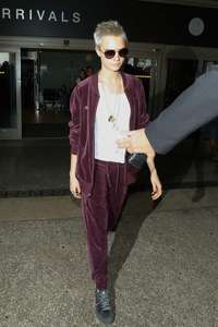 Cara-Delevingne at-LAX-airport--09.jpg