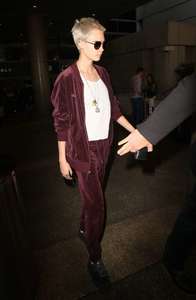 Cara-Delevingne at-LAX-airport--12.jpg