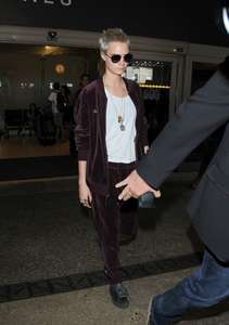 Cara-Delevingne at-LAX-airport--13.jpg