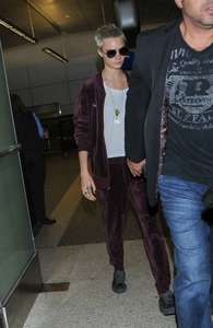 Cara-Delevingne at-LAX-airport--16.jpg