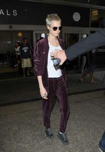 Cara-Delevingne at-LAX-airport--19.jpg