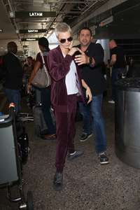 Cara-Delevingne at-LAX-airport--22.jpg