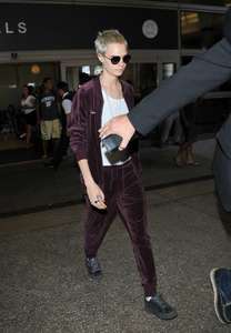 Cara-Delevingne at-LAX-airport--24.jpg