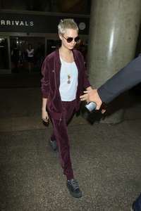 Cara-Delevingne at-LAX-airport--25.jpg