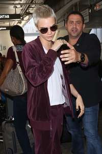 Cara-Delevingne at-LAX-airport--30.jpg