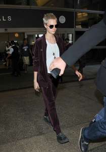 Cara-Delevingne at-LAX-airport--33.jpg