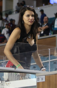 Adriana+Lima+Celebrities+Attend+Real+Madrid+A81PfrXboZ7x.jpg