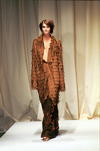 597e44503eb7b_MoschinoFallWinter19992000MilanFashionWeek.thumb.jpg.de9472729132f51cab856e89d8d9d194.jpg