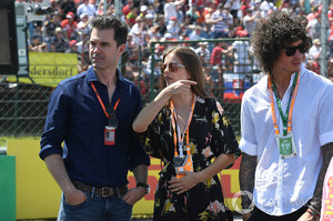 597f234e744d3_f1-hungarian-gp-2017-barbara-palvin-model-and-actress-on-the-grid-with-marc-hynes(1).thumb.jpg.91c24f3060a8dded56b692a2c1b50856.jpg