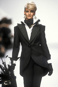 5_christian-dior-fw-1991-2_html.thumb.JPEG.ad4a6c5edd39e299de2f8e04c089482a.JPEG