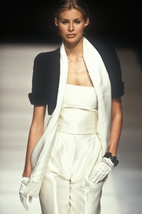 5_giorgio-armani-fw-1992-6_html.thumb.JPEG.01c270cdadf98ddf9f4dfdbed36f9bae.JPEG