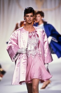 5_valentino-hc-fw-1990-2_html.thumb.JPEG.efd94f297bbd924378c88c3975a22cae.JPEG