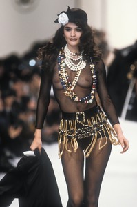 6_chanel-fw-1991-7_html.thumb.JPEG.da816f67be41165aca4c28d3663fb3d1.JPEG