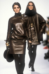 6_christian-dior-fw-1991-3_html.thumb.JPEG.8a69cb88b71bf6c2703f1168334f9c7a.JPEG