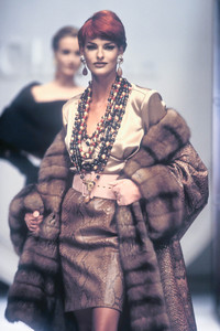 6_christian-dior-hc-fw-1991-7_html.thumb.JPEG.7084269aa5caf2124b9cee341e572cef.JPEG