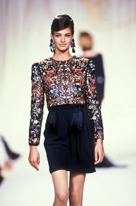 6_valentino-hc-fw-1990-3_html.thumb.JPEG.91bf17f39f44fd1e6c1752050dedade4.JPEG