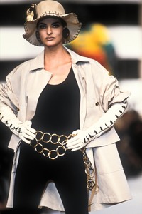 7_chanel-ss-1991-8_html.thumb.JPEG.66a6ffb384d5a122054231e15f3d829e.JPEG