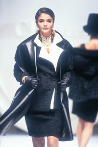 8_christian-dior-hc-fw-1991-9_html.thumb.JPEG.b30bf5cb4f4c4ca50adc9c3f450c96aa.JPEG