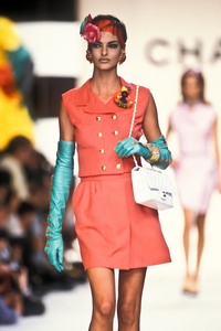 9_chanel-ss-1991-10_html.thumb.JPEG.a8abb86abba879bcfe2c1c62af5073fb.JPEG