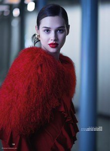 Anais-Pouliot-in-Red-Ready-by-Benjamin-Kanarek-for-ELLE-09.thumb.jpg.1507d91cbf7b631dcda600ecb4963560.jpg