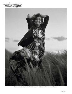 Andreea-Diaconu-by-Dan-Martensen-for-Vogue-Paris-August-2017-7-760x985.jpg