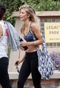 AnnaLynne-McCord-in-Tights-and-Sports-Bra--01.jpg