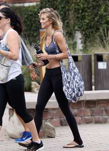 AnnaLynne-McCord-in-Tights-and-Sports-Bra--03.jpg