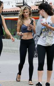 AnnaLynne-McCord-in-Tights-and-Sports-Bra--11.jpg