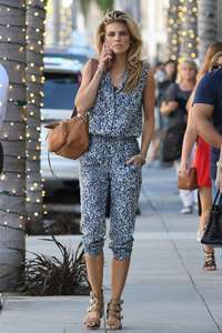 Annalynne-McCord-shopping-on-Rodeo-Drive--02.jpg