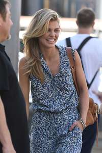 Annalynne-McCord-shopping-on-Rodeo-Drive--04.jpg