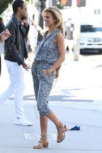 Annalynne-McCord-shopping-on-Rodeo-Drive--05.jpg