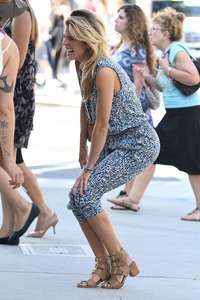 Annalynne-McCord-shopping-on-Rodeo-Drive--08.jpg