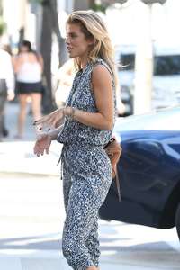 Annalynne-McCord-shopping-on-Rodeo-Drive--11.jpg