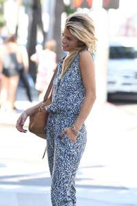 Annalynne-McCord-shopping-on-Rodeo-Drive--13.jpg