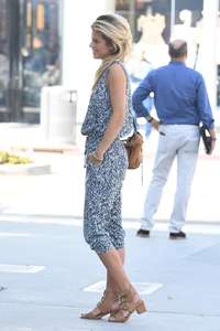 Annalynne-McCord-shopping-on-Rodeo-Drive--18.jpg