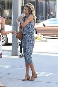 Annalynne-McCord-shopping-on-Rodeo-Drive--20.jpg