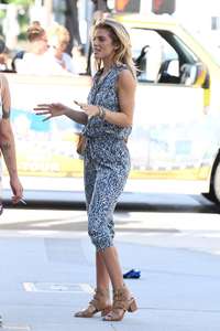 Annalynne-McCord-shopping-on-Rodeo-Drive--22.jpg