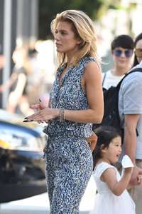 Annalynne-McCord-shopping-on-Rodeo-Drive--23.jpg