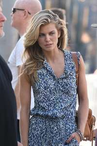 Annalynne-McCord-shopping-on-Rodeo-Drive--24.jpg