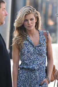 Annalynne-McCord-shopping-on-Rodeo-Drive--27.jpg