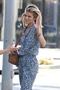 Annalynne-McCord-shopping-on-Rodeo-Drive--28.jpg