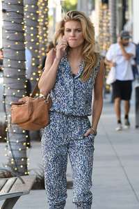 Annalynne-McCord-shopping-on-Rodeo-Drive--29.jpg