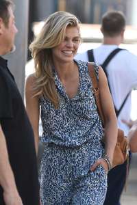 Annalynne-McCord-shopping-on-Rodeo-Drive--31.jpg