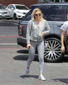 Chloe-Moretz-in-tight-leggings--02.jpg