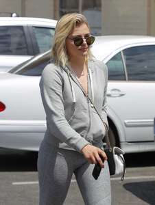 Chloe-Moretz-in-tight-leggings--04.jpg