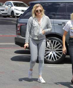 Chloe-Moretz-in-tight-leggings--05.jpg