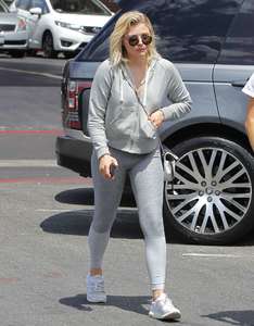 Chloe-Moretz-in-tight-leggings--15.jpg